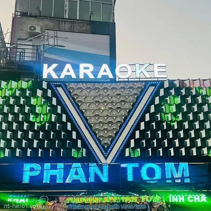 달랏 팬텀 가라오케 정면 간판 — KARAOKE PHAN TOM