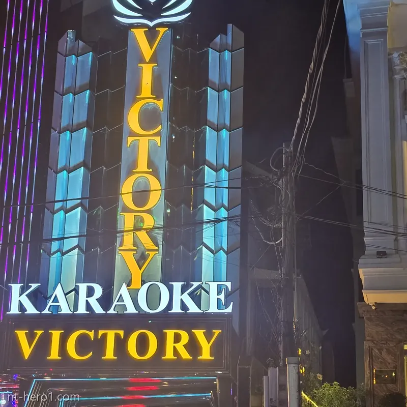 달랏 빅토리 가라오케 정면 간판 야경 — KARAOKE VICTORY